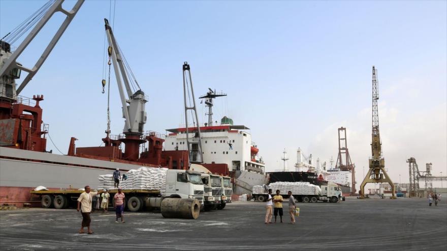 Una grúa descarga la ayuda alimentaria proporcionada por UNICEF desde un barco en el puerto yemení de Al-Hudayda, 17 de enero de 2018. (Foto: AFP)