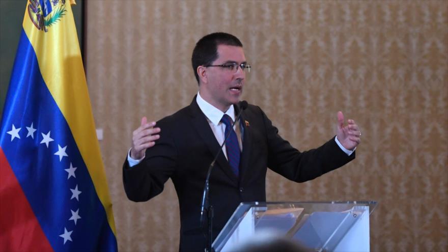El canciller venezolano, Jorge Arreaza, ofrece un discurso en una rueda de prensa en Caracas, 6 de agosto de 2019. (Foto: AFP) 
