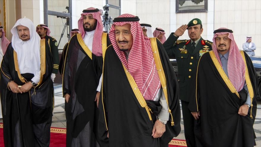 El rey saudí, Salman bin Abdulaziz Al Saud, antes de participar en una reunión en Riad, la capital, 20 de noviembre de 2019. (Foto: AFP)