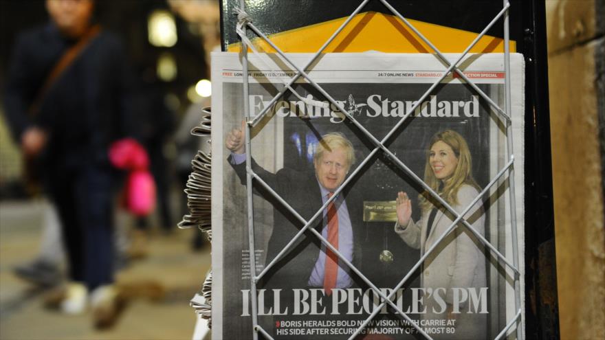 Un peatón pasa junto a un quiosco de prensa de London Evening Standard en Londres, capital británica, 14 de diciembre de 2019. (Foto: AFP)