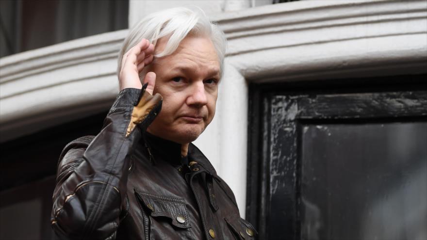 El fundador de Wikileaks, Julian Assange, habla desde el balcón de la Embajada de Ecuador en Londres, 19 de mayo de 2017. (Foto: AFP)