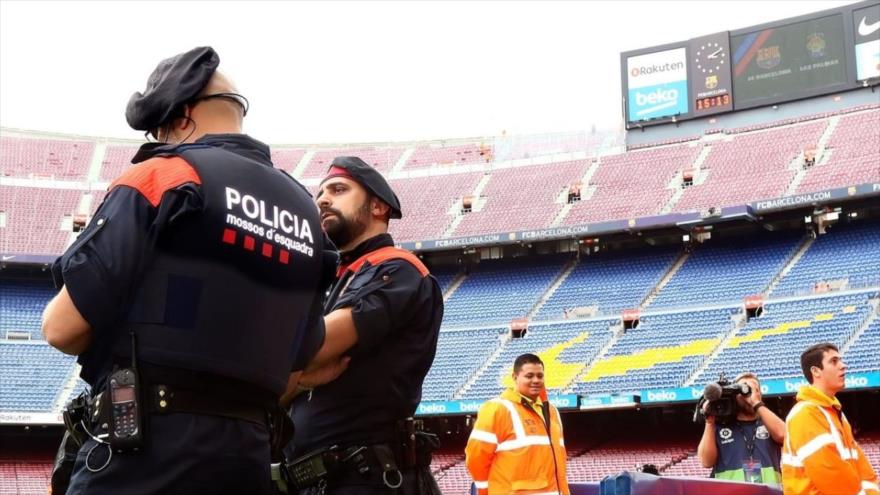 Efectivos de los Mossos d’Esquadra (Policía regional catalana) en un estadio, Barcelona, capital de la comunidad autónoma de Cataluña.