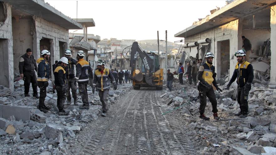 Miembros de los llamados cascos blancos en una calle tras un ataque aéreo en Idlib, noroeste de Siria, 7 de diciembre de 2019. (Foto: AFP)