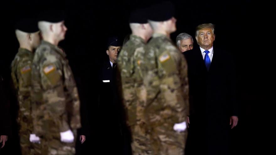 El presidente Donald Trump (dcha.) junto a militares de EE.UU. en la base Dover, en el estado afgano de Delaware, 21 de noviembre de 2019. (Foto: AFP)