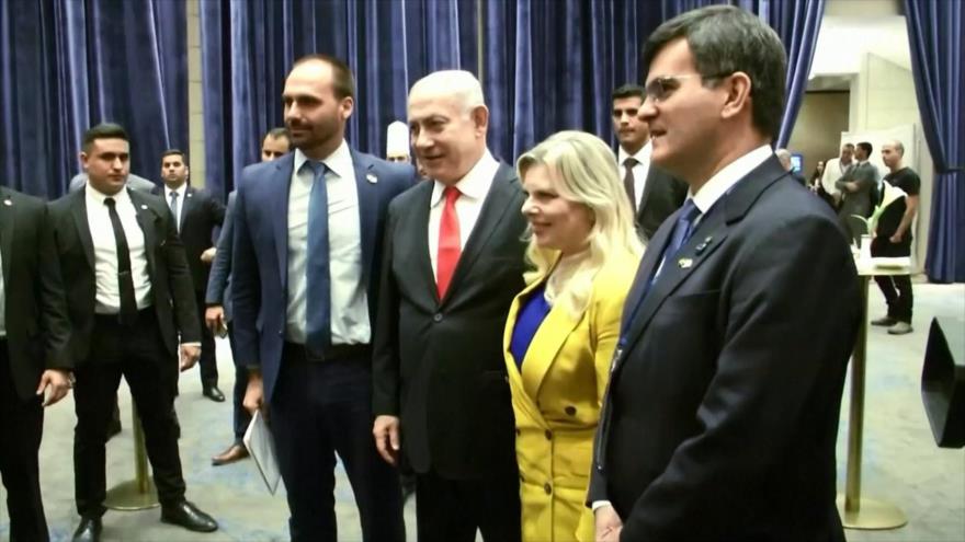 (A la izda.) El diputado brasileño Eduardo Bolsonaro y el premier israelí, Benjamín Netanyahu, posan en Al-Quds, 15 de diciembre de 2019.