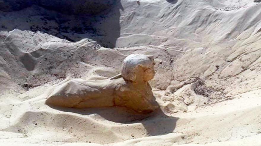 La esfinge real descubierta en la necrópolis de Tuna el Yebel (gobernación de Menia) al sur de El Cairo, capital de Egipto.