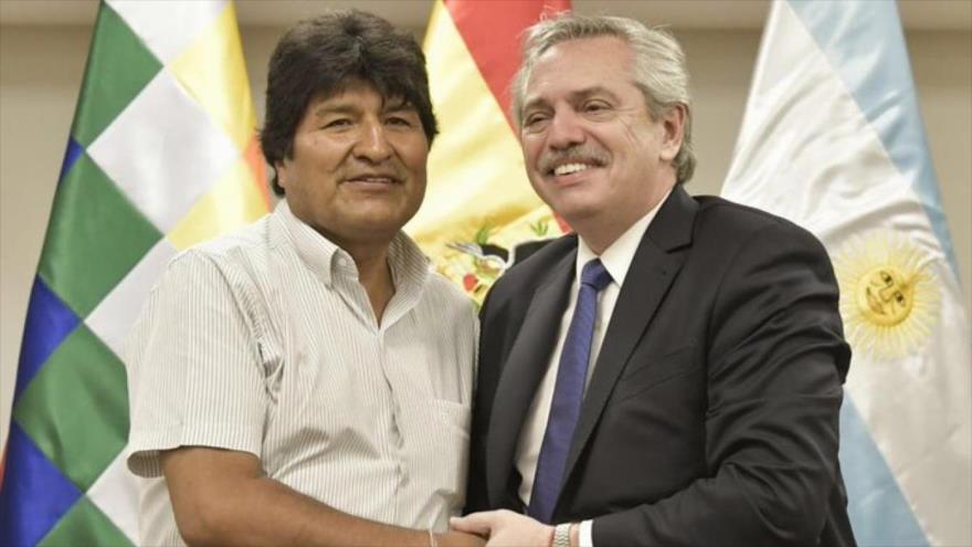 El presidente de Argentina, Alberto Fernández (izda.) y el depuesto mandatario boliviano Evo Morales.
