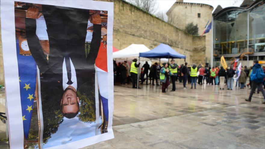 Un retrato del presidente francés, Emmanuel Macron, colocado frente al palacio de justicia de Burdeos, el 13 de diciembre de 2019. (Foto: AFP)