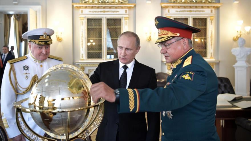 El presidente ruso, Vladimir Putin (centro) y su ministro de Defensa, Serguéi Shoigu (dcha), San Petersburgo, 30 de julio de 2017. (Foto: Sputnik)