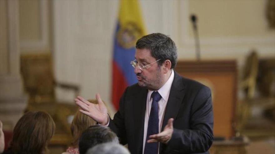 El embajador colombiano ante EE.UU., Francisco Santos, habla en una reunión en la embajada, Washington.