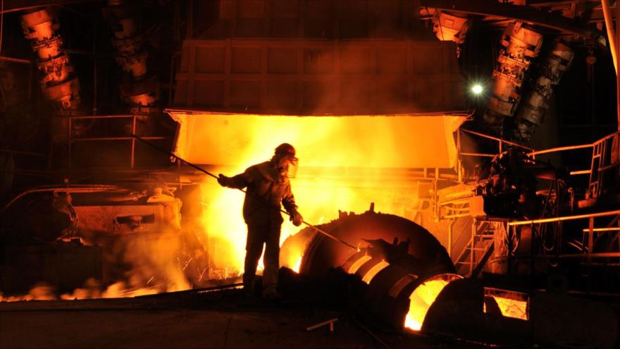 Un trabajador en una fábrica de la industria del acero.