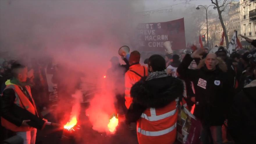 Franceses se manifiestan contra reforma de pensiones de Macron