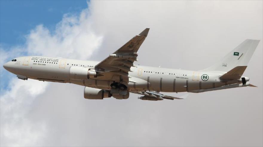 Un avión cisterna 330-MRTT de Arabia Saudí, fabricado por la compañía aeronáutica europea Airbus en sus instalaciones situadas en España.