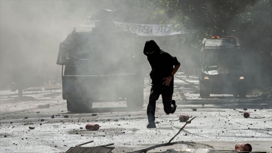 Policía antidisturbios de Chile dispersa a manifestantes durante una protesta contra el Gobierno, 10 de diciembre de 2019. (Foto: AFP)