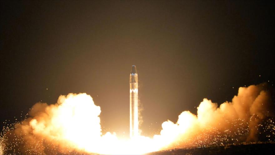 Momento de lanzamiento del misil balístico intercontinental Hwasong-15 que es capaz de llegar a todas partes de EE.UU., 29 de noviembre de 2017. 