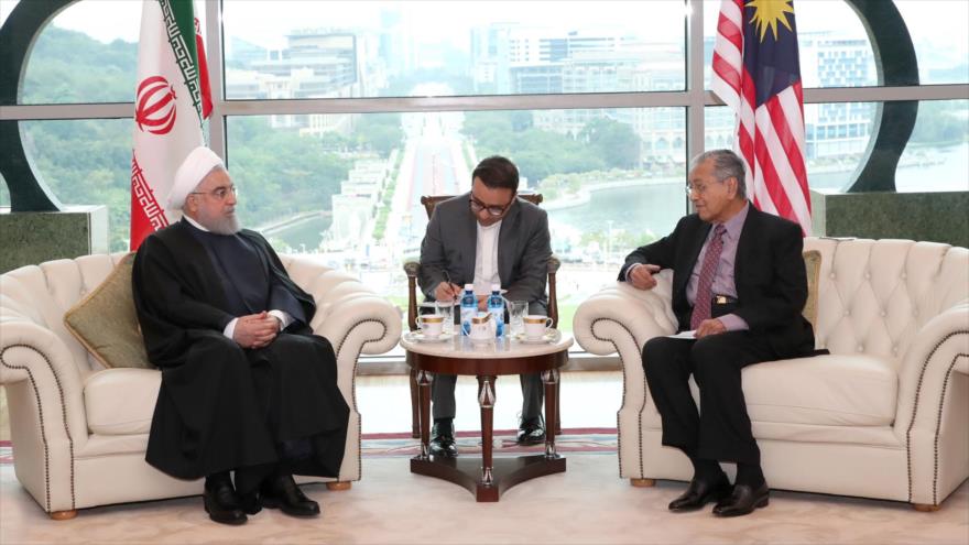 El presidente iraní, Hasan Rohani (izda.), y el primer ministro malasio, Mahathir Mohamad, en Kuala Lumpur, 18 de diciembre de 2019. (Foto: President.ir)