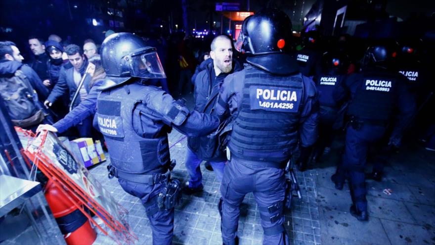 Vídeo: Policía reprime a manifestantes en puertas del Camp Nou