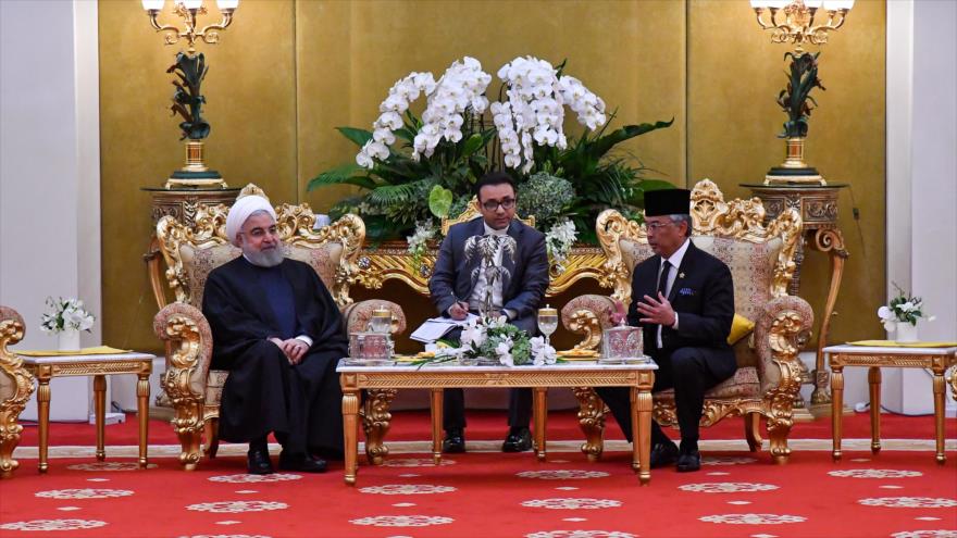 El presidente iraní, Hasan Rohani (dcha.) y el rey malasio, el sultán Abdolá, 18 de diciembre de 2019. (Foto: President.ir)