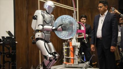 Expertos iraníes presentan 4.ª versión del robot humanoide Surena