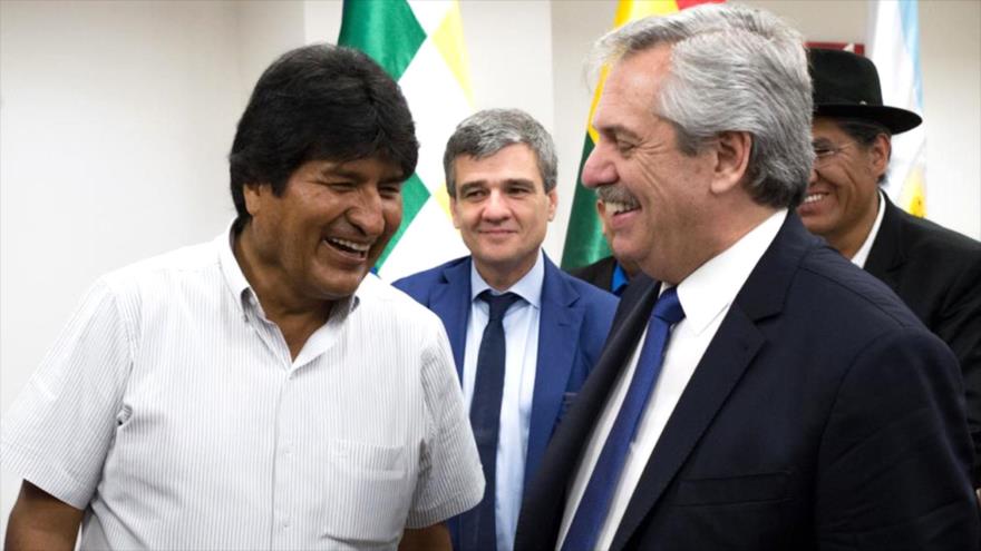 El presidente de Argentina, Alberto Fernández (dcha.), y el depuesto mandatario boliviano, Evo Morales, reunidos en Buenos Aires, capital argentina.