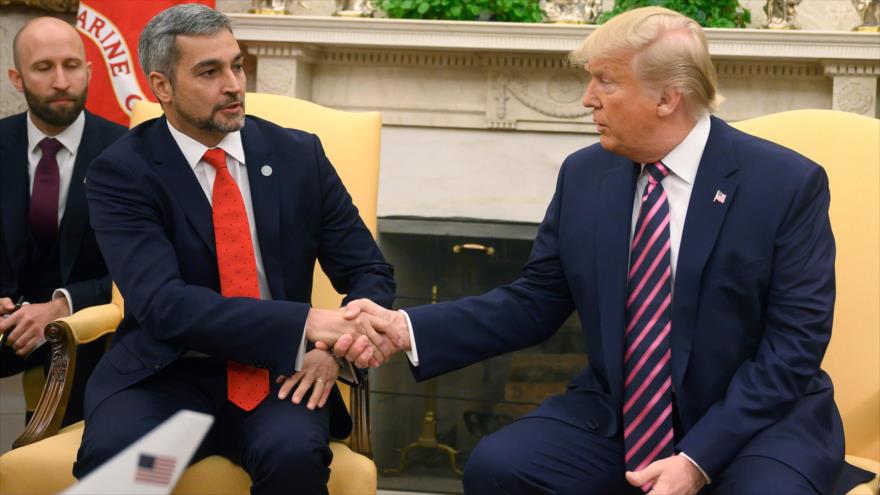 El presidente de EE.UU., Donald Trump, da su mano a su par paraguayo, Mario Abdo Benítez (izda.), en la Casa Blanca, 13 de diciembre de 2019. (Foto: AFP)