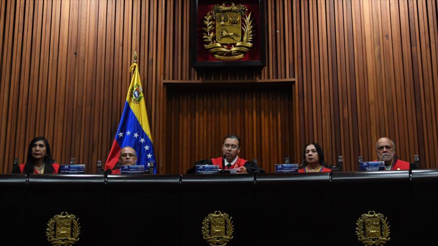 Presidente de la Sala Constitucional del TSJ de Venezuela, Juan José Mendoza, lee un comunicado, 26 de julio de 2019. (Foto: AFP)