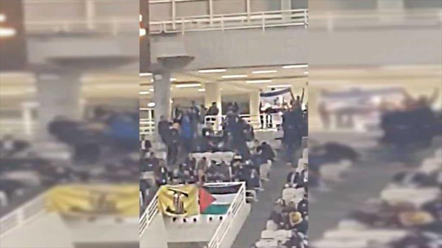 Hinchas griegos queman bandera de Israel en partido de baloncesto