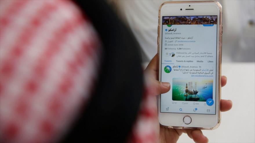 Un ciudadano saudí comparte mensajes en la red social Twitter.