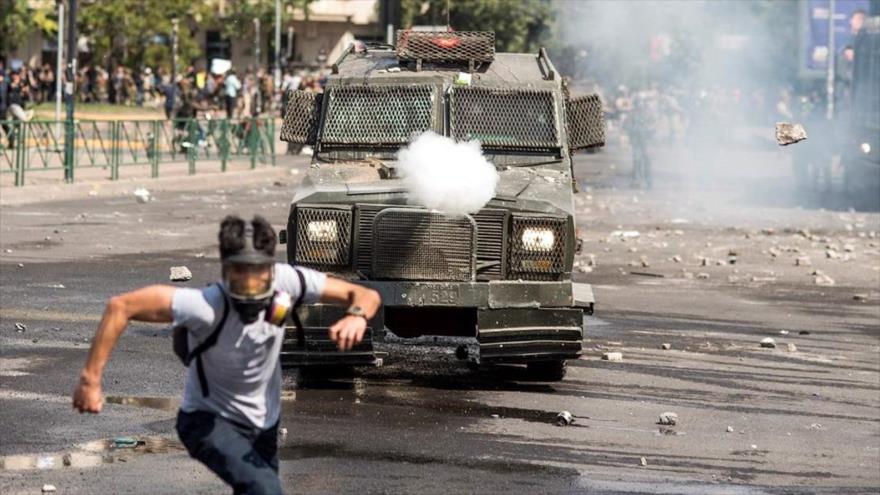Vídeo muestra a dos tanquetas atropellando a manifestante chileno