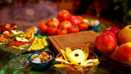 Iraníes dan bienvenida al invierno, celebrando la noche de Yalda