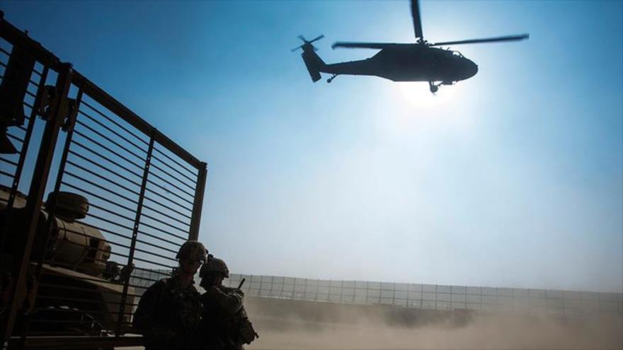 Un helicóptero estadounidense Sikorsky sobrevuela el campo petrolífero Al-Omar, en la provincia de Deir Ezzor, en el este de Siria.