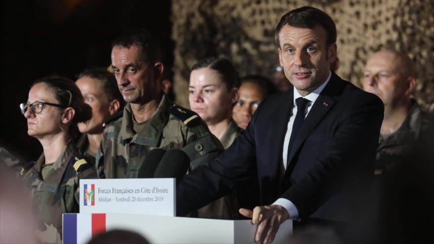 El presidente francés, Emmanuel Macron, da un discurso en el campamento militar galo de Port-Bouet, 20 de diciembre de 2019. (Foto: AFP)