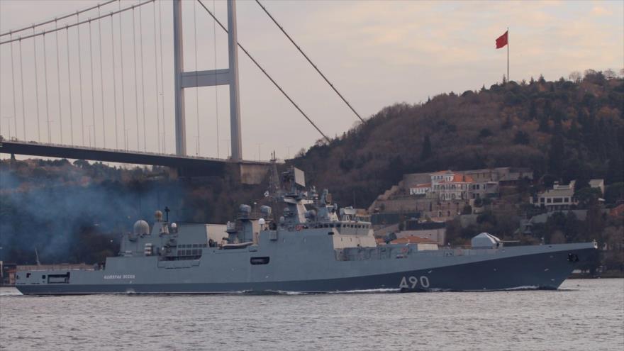 La fragata Almirante Grigorovich, de la Armada rusa, cruza el estrecho del Bósforo rumbo a las costas sirias, 21 de diciembre de 2019.