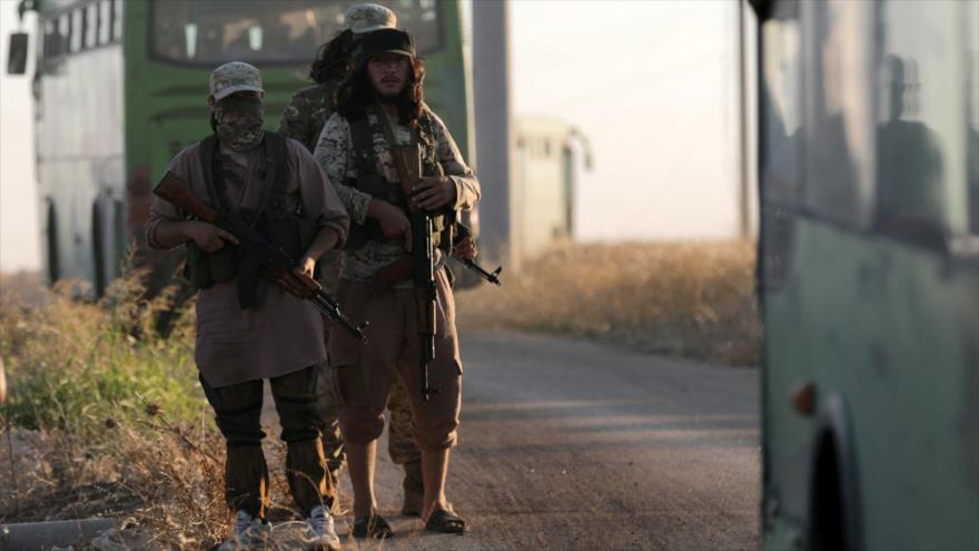Miembros del grupo terrorista Hayat Tahrir Al-Sham en la provincia de Idlib, en el noroeste de Siria, 18 de julio de 2018.
