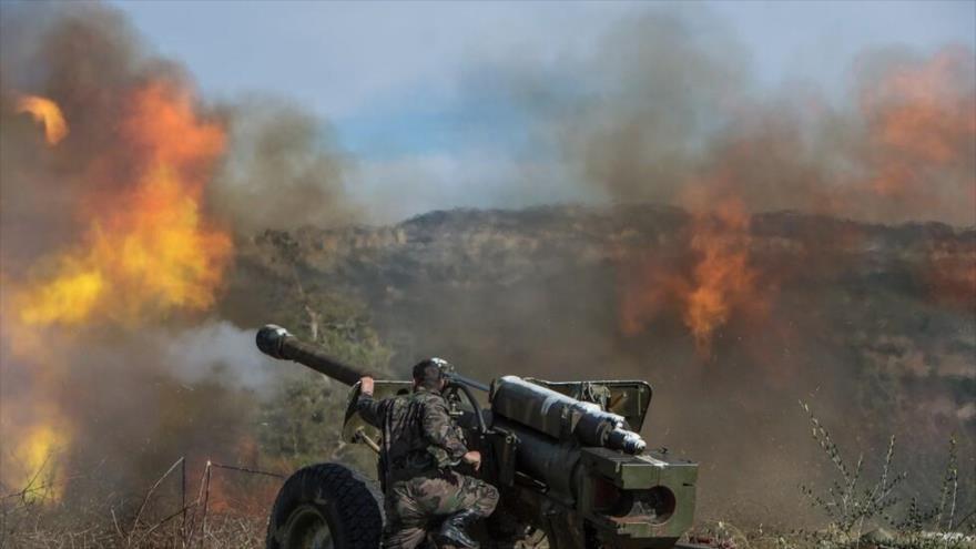 Unidad de la artillería del Ejército sirio dispara contra las posiciones terroristas en la provincia noroccidental de Idlib.