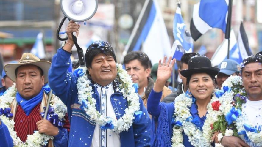 Evo Morales, junto a sus correligionarios del MAS, celebra haber sido reelegido presidente de Bolivia, 20 de octubre de 2019.
