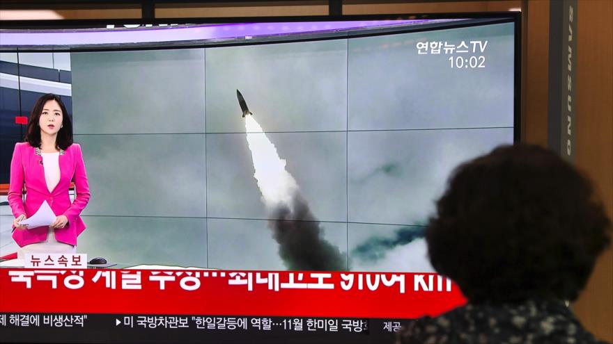 Un informativo sobre el lanzamiento de un misil por Corea del Norte en una estación de ferrocarril, Seúl (Corea del Sur), 2 de octubre de 2019. (Foto: AFP)