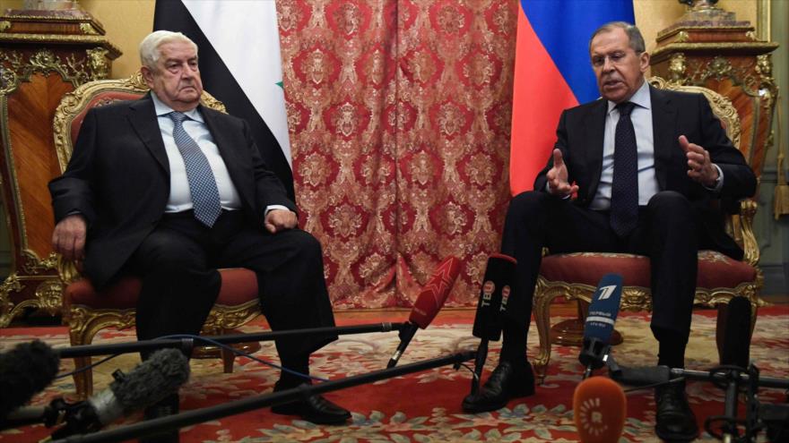 El canciller de Siria, Walid al-Moalem (izda.), se reúne con su par ruso, Serguéi Lavrov, en Moscú, 23 de diciembre de 2019. (Foto: AFP)