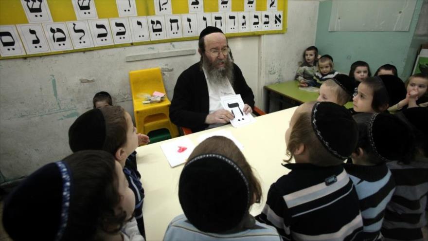 Estudiantes judíos participan en una clase en los territorios ocupados palestinos.