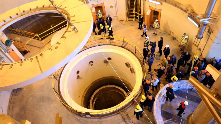 Los técnicos ponen en marcha el circuito secundario del reactor de agua pesada de Arak, en el centro de Irán, 23 de diciembre de 2019. (Foto: AFP)