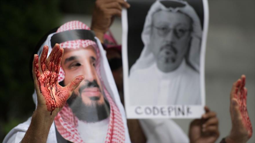 Un manifestante vestido como el príncipe heredero saudí protesta en Washington por el asesinato de Jamal Khashoggi, 8 de octubre de 2018. (Foto: AFP)