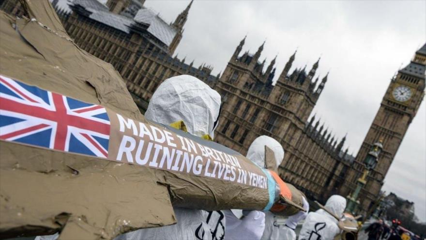Activistas marchan con réplica de misiles caseros con el mensaje “Hecho en el Reino Unido” en Londres, la capital, marzo de 2016.