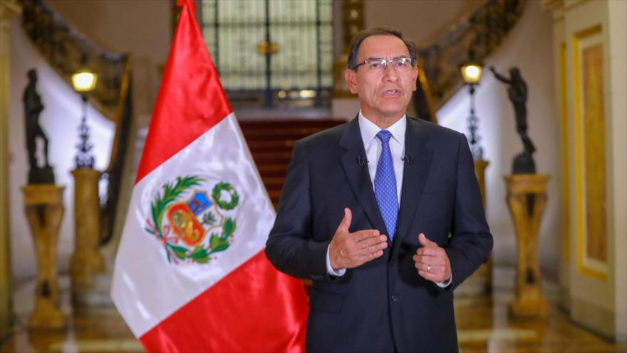 El presidente de Perú, Martín Vizcarra, ofrece un mensaje a la nación desde el palacio de Gobierno en Lima