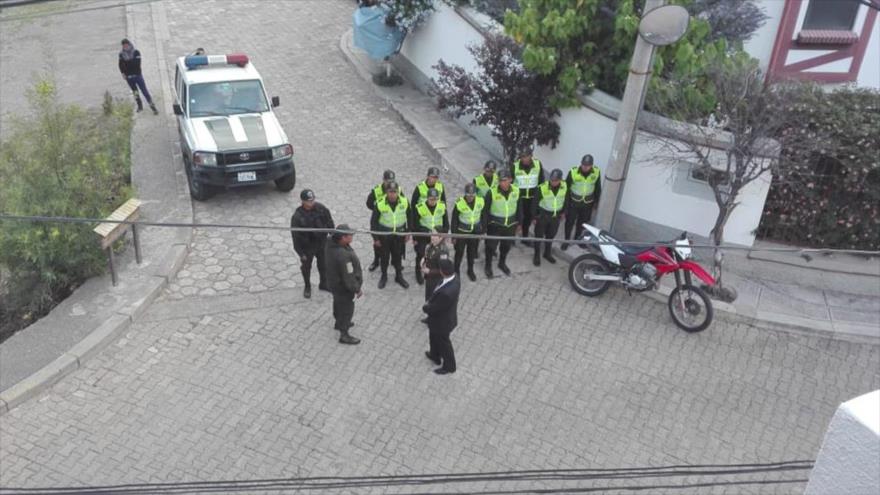 Agentes bolivianos rodean tanto la embajada como la residencia oficial de México en La Paz, capital boliviana.