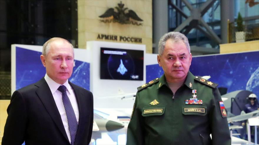 El ministro de Defensa ruso, Serguéi Shoigu (dcha.), junto al presidente Vladimir Putin, Moscú, 24 de diciembre de 2019. (Foto: AFP)