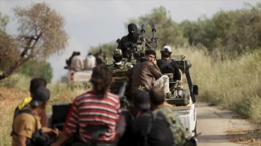 Los terroristas de la alianza Tahrir Al-Sham (Organismo de Liberación del Levante) a bordo de coches en Idlib.