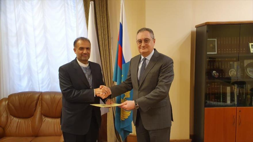 Nuevo embajador de Irán en Rusia, Kazem Yalali, (izda.) entregha su carta credencial al vicecanciller ruso, Igor Morgulov, Moscú, 25 de diciembre de 2019.