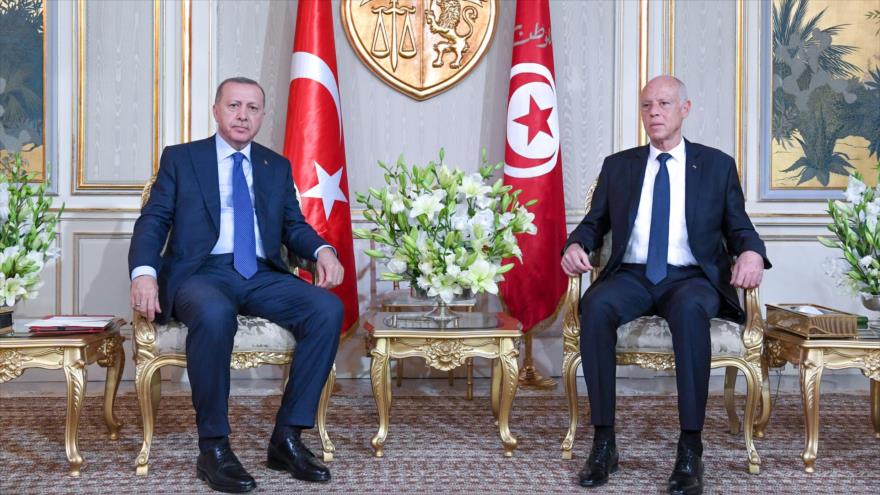 El presidente turco, Recep Tayyip Erdogan, reunido con su par tunecino, Kais Saied, en Túnez, 25 de diciembre de 2019. (Foto: AFP) 