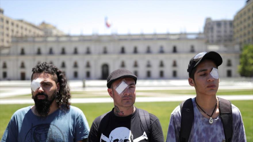 Víctimas con trauma ocular sufrido durante protestas de Chile frente al Palacio de La Moneda en Santiago, la capital, 3 de diciembre de 2019. (Foto: Reuters)