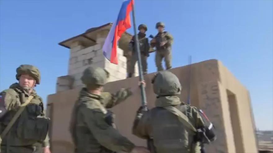 Vídeo: Fuerzas rusas izan su bandera en una base de EEUU en Siria